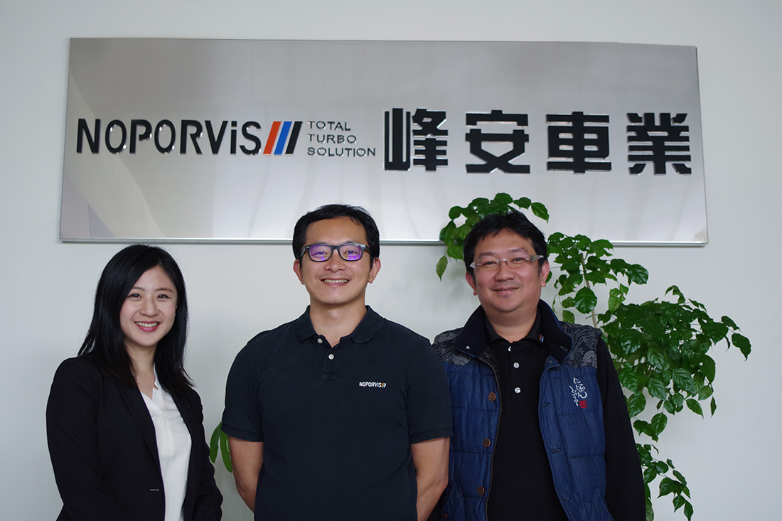 左から、システムスペシャリストのJames Tanaka氏、Fengan AutoのジェネラルマネージャーのJames Chien氏、情報担当のZhou氏