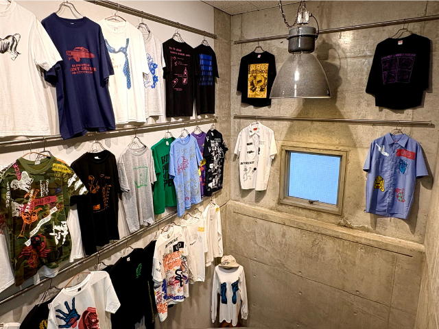 社内に陳列された、同社が制作を手掛けるプリント T シャツ