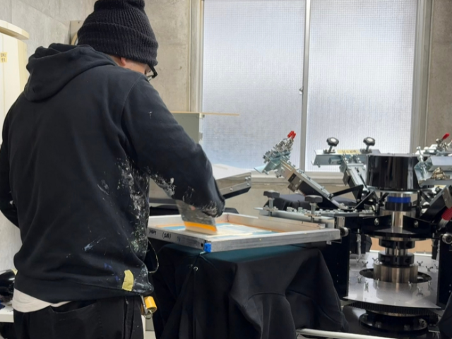 版とインクを使って、手刷りでプリントするシルクスクリーン